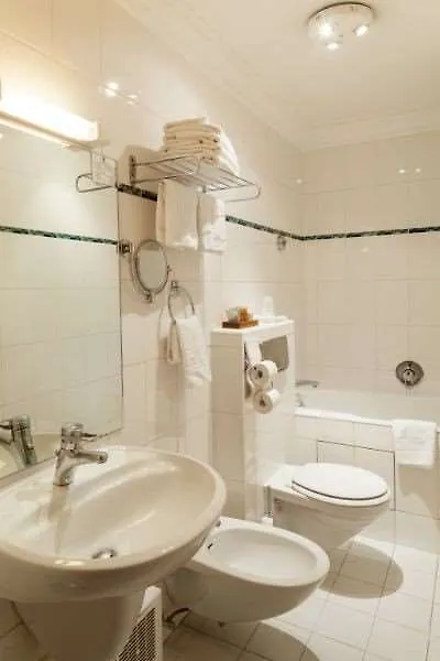 ***  Hotel Du Palais Bourbon París Francia